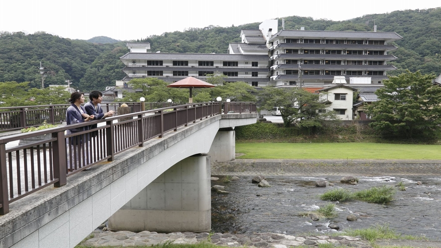 【外観】かじか橋から当館を眺めて