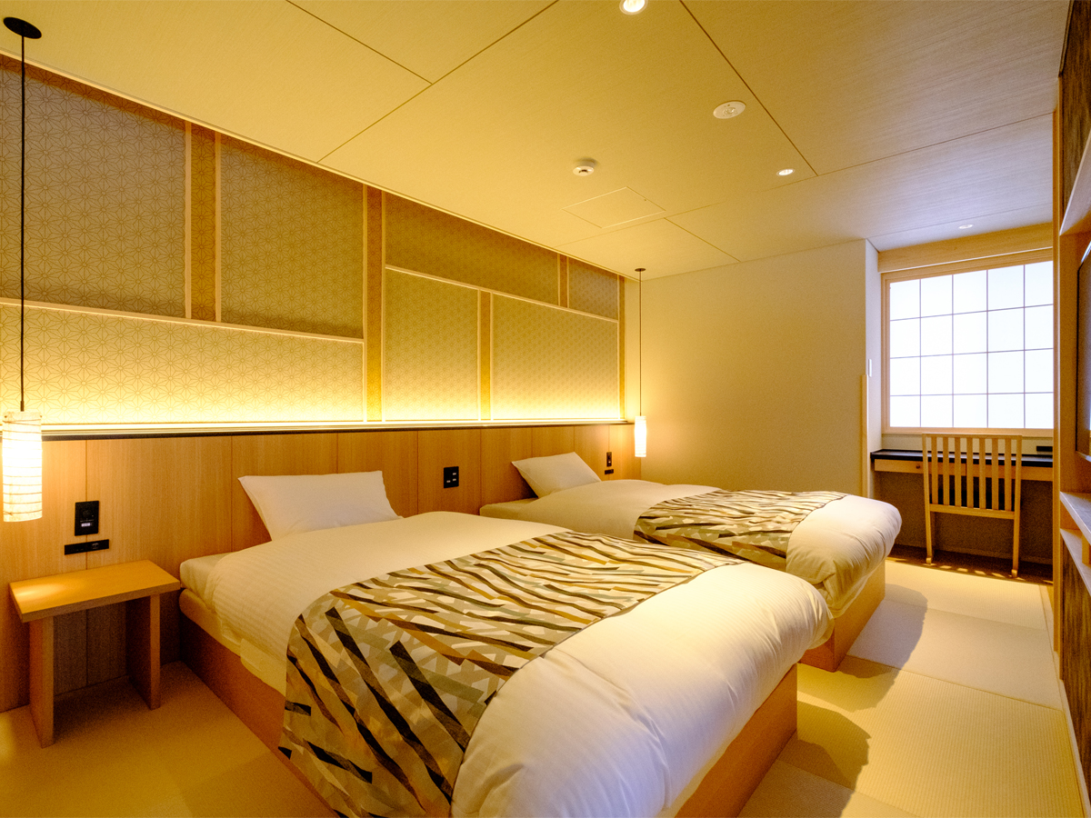 【ーSuiteRoomー瑞木】≪ベッドルーム≫枕元には日本の伝統模様を配した温もりのある空間。