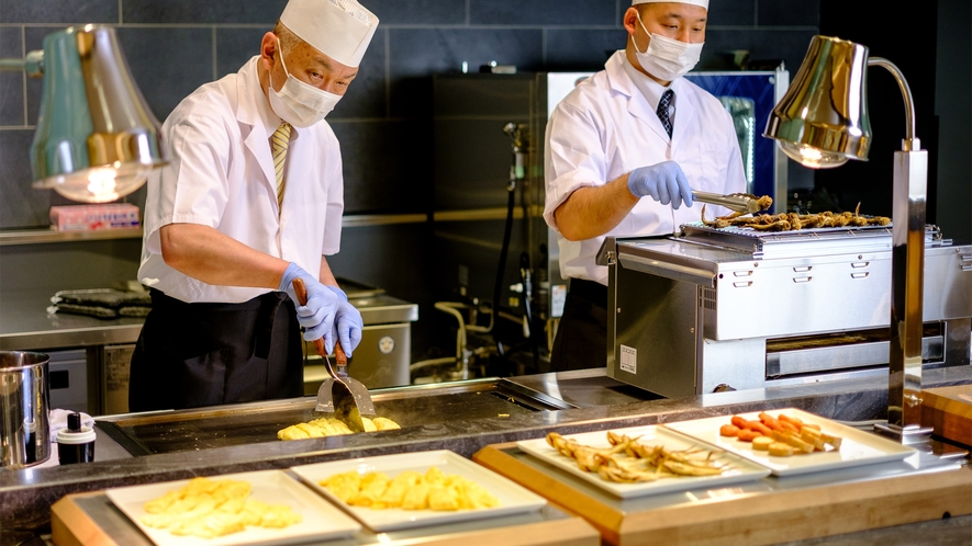 【朝食ビュッフェ】ライブキッチンでは、調理人が出汁巻き卵と焼き魚を焼いています♪