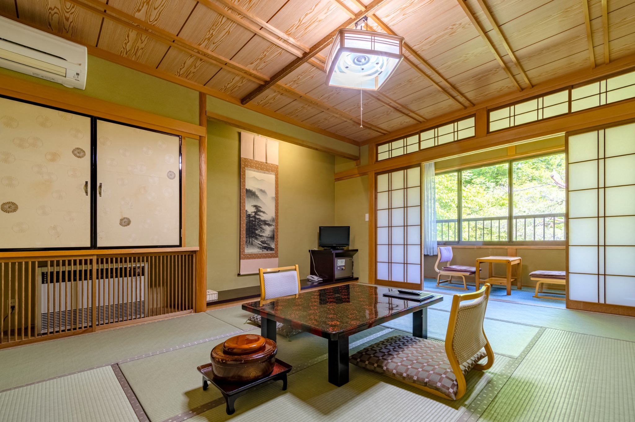 寝室のお風呂、シャワーは使えません。The bath and shower in the...