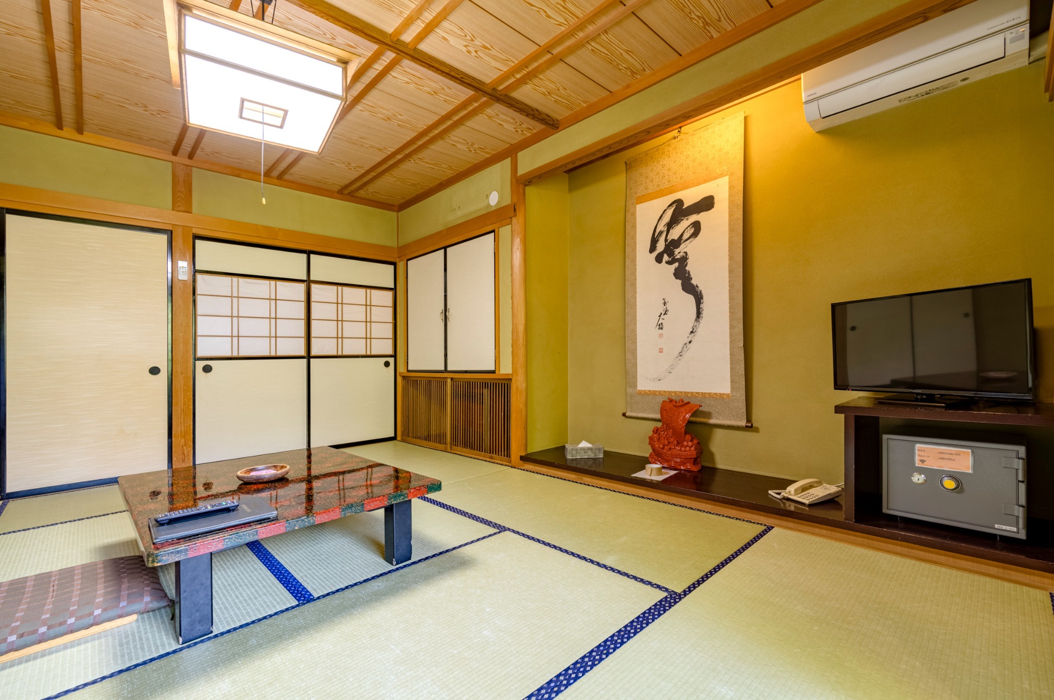 寝室のお風呂、シャワーは使えません。The bath and shower in the...