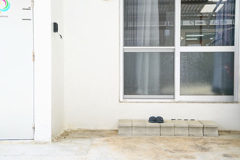 玄関前駐車場は和室からも出れます