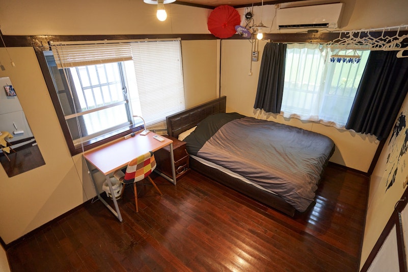 お部屋は広々８畳あります