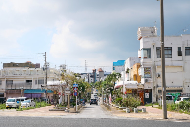 コザの町中まで徒歩１０分圏内。