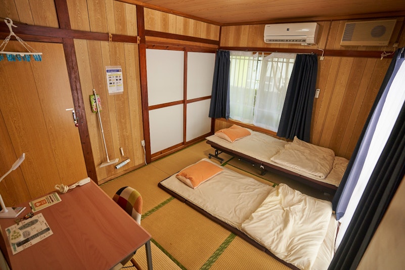 和室のお部屋はシングルベット＋和布団を敷けば３名まで宿泊可能