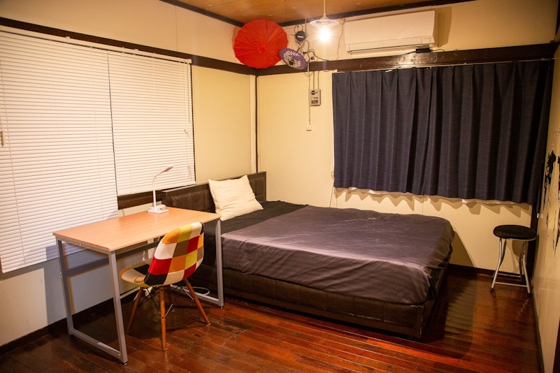 洋室はダブルベットに布団を敷けば３名まで泊まれます