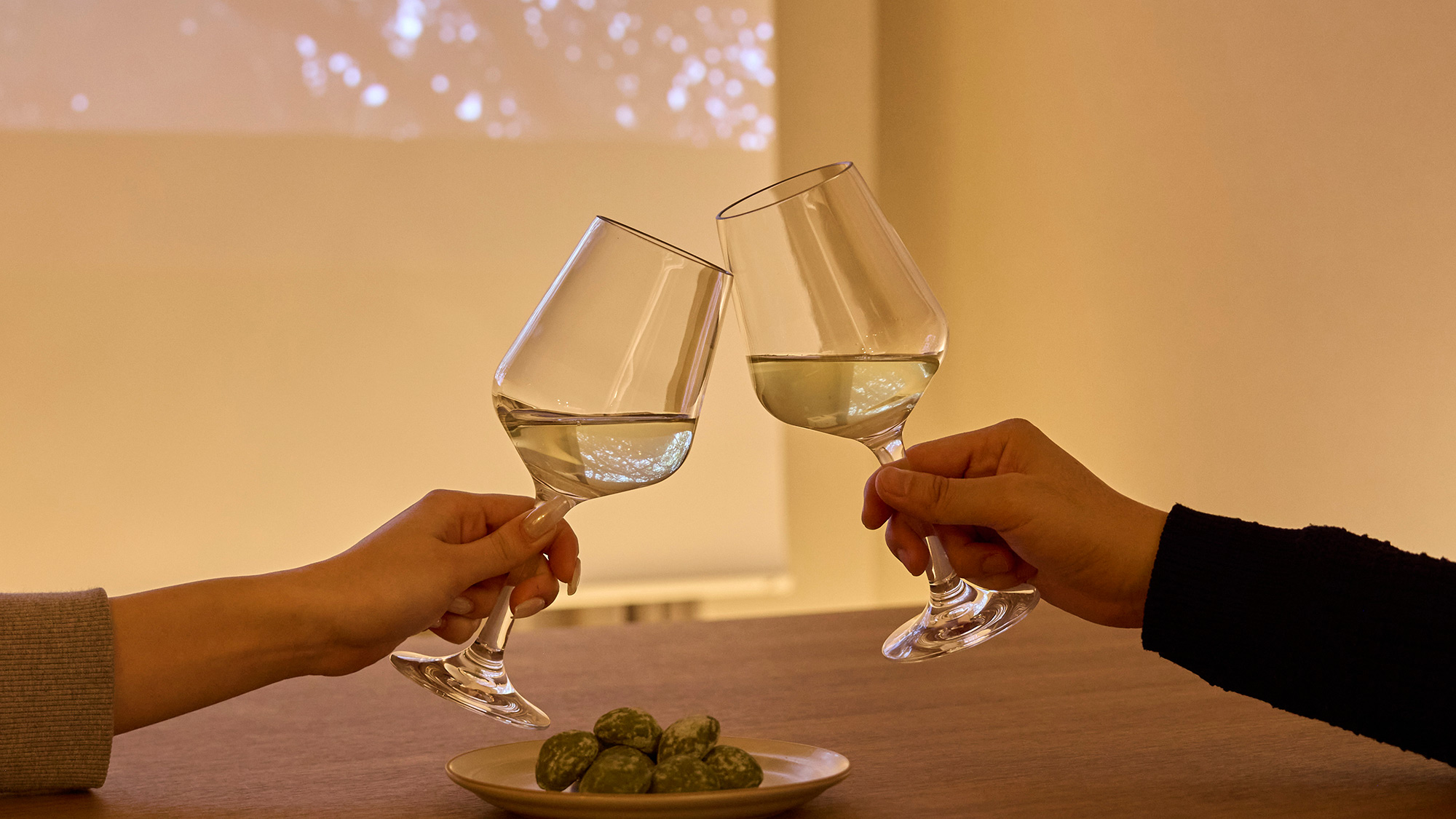 【シーン】ドリンクを片手に寛ぎの時間を。