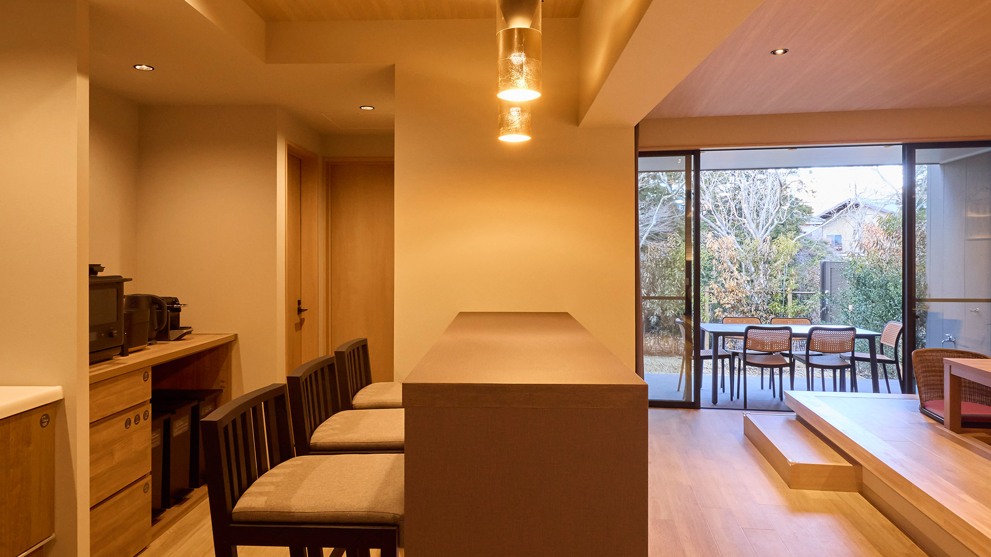 【客室】会話が弾むダイニングカウンター