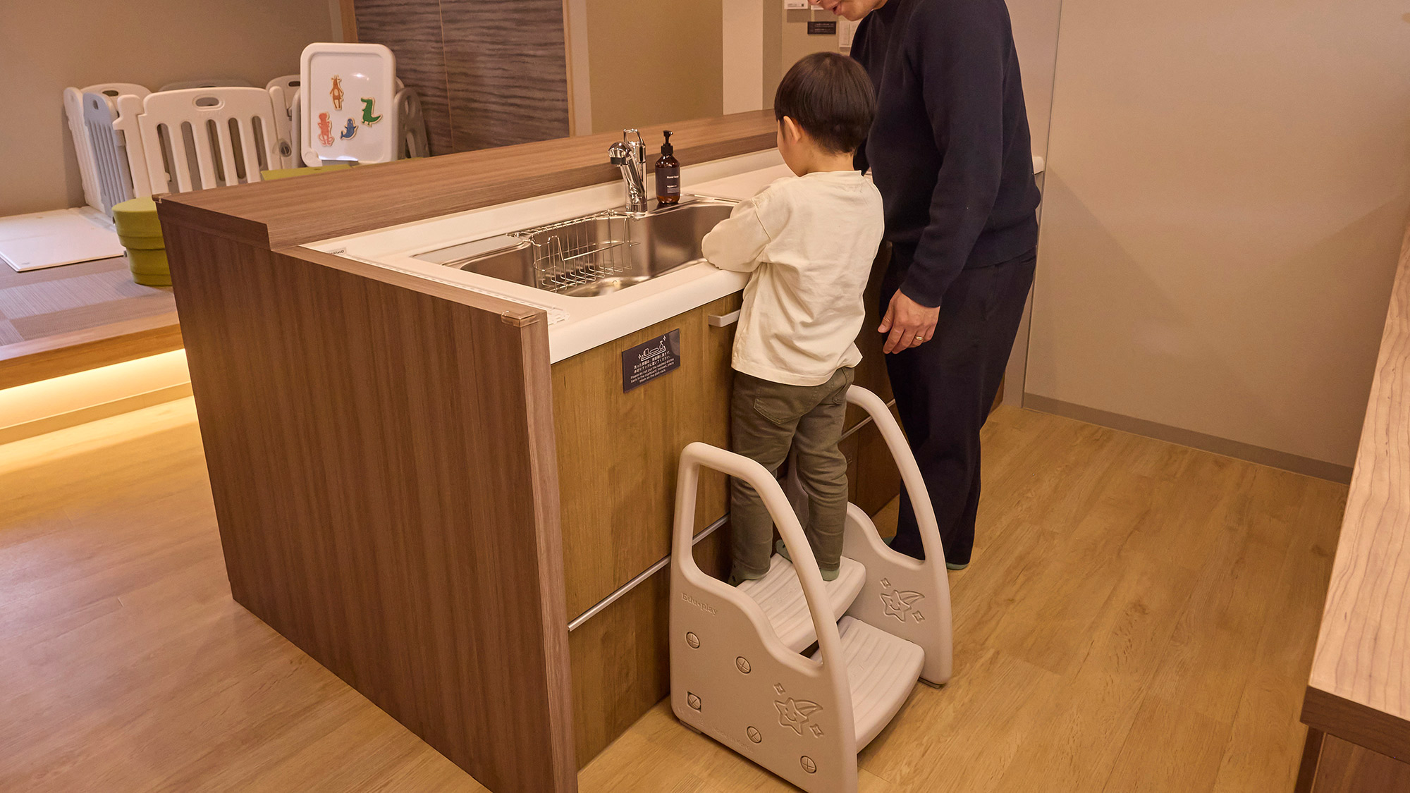 【コラボグッズ】「ステップツール」を使ってお手伝い