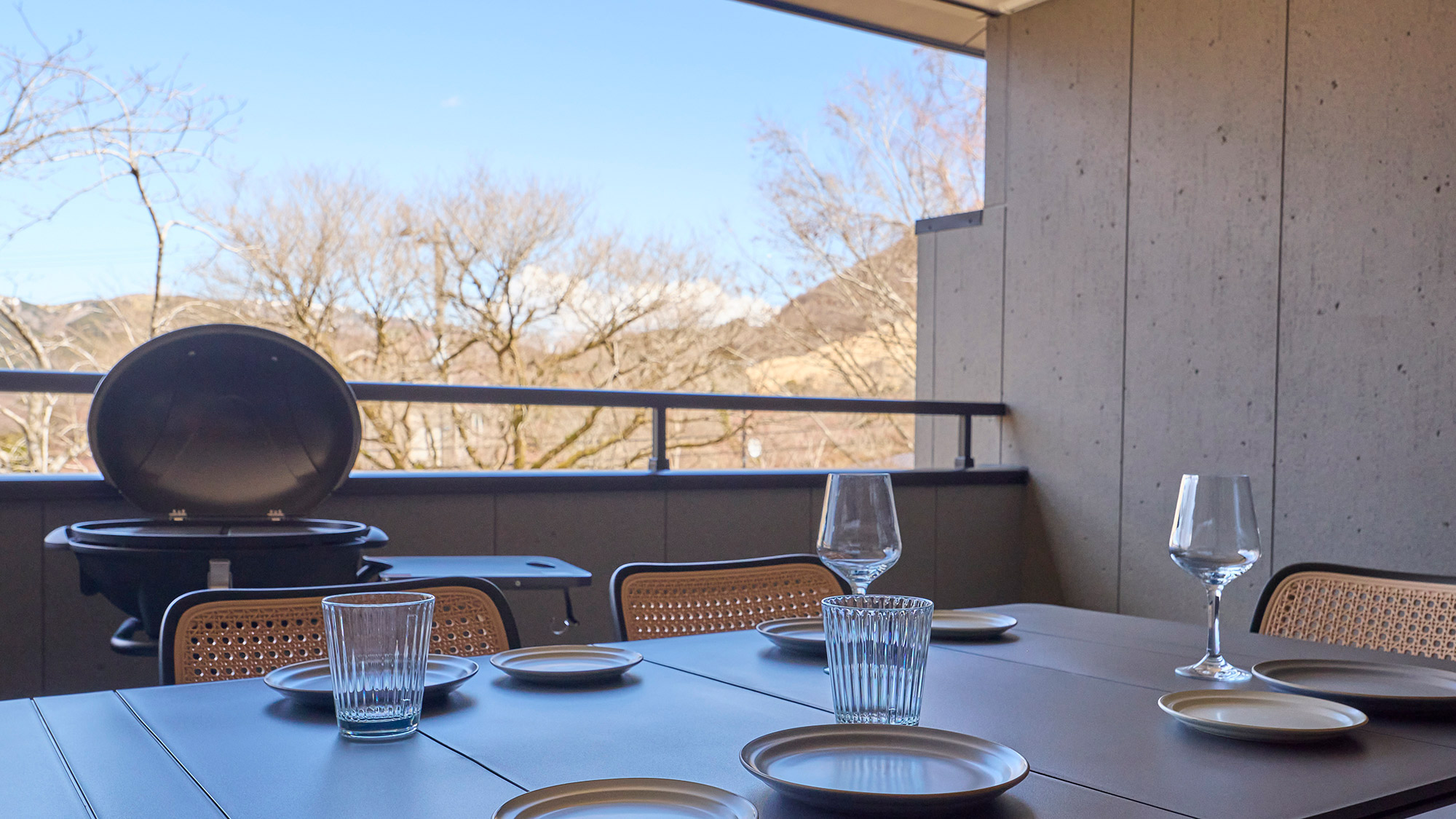 【テラス】箱根の自然と心地よい風を感じる開放的なテラス