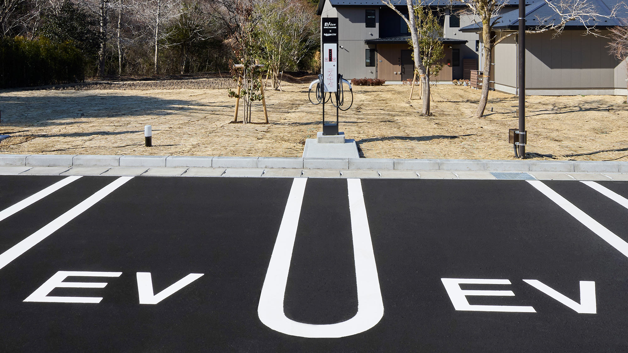 【駐車場】EV車対応駐車スペース4台分あり（充電は有料）