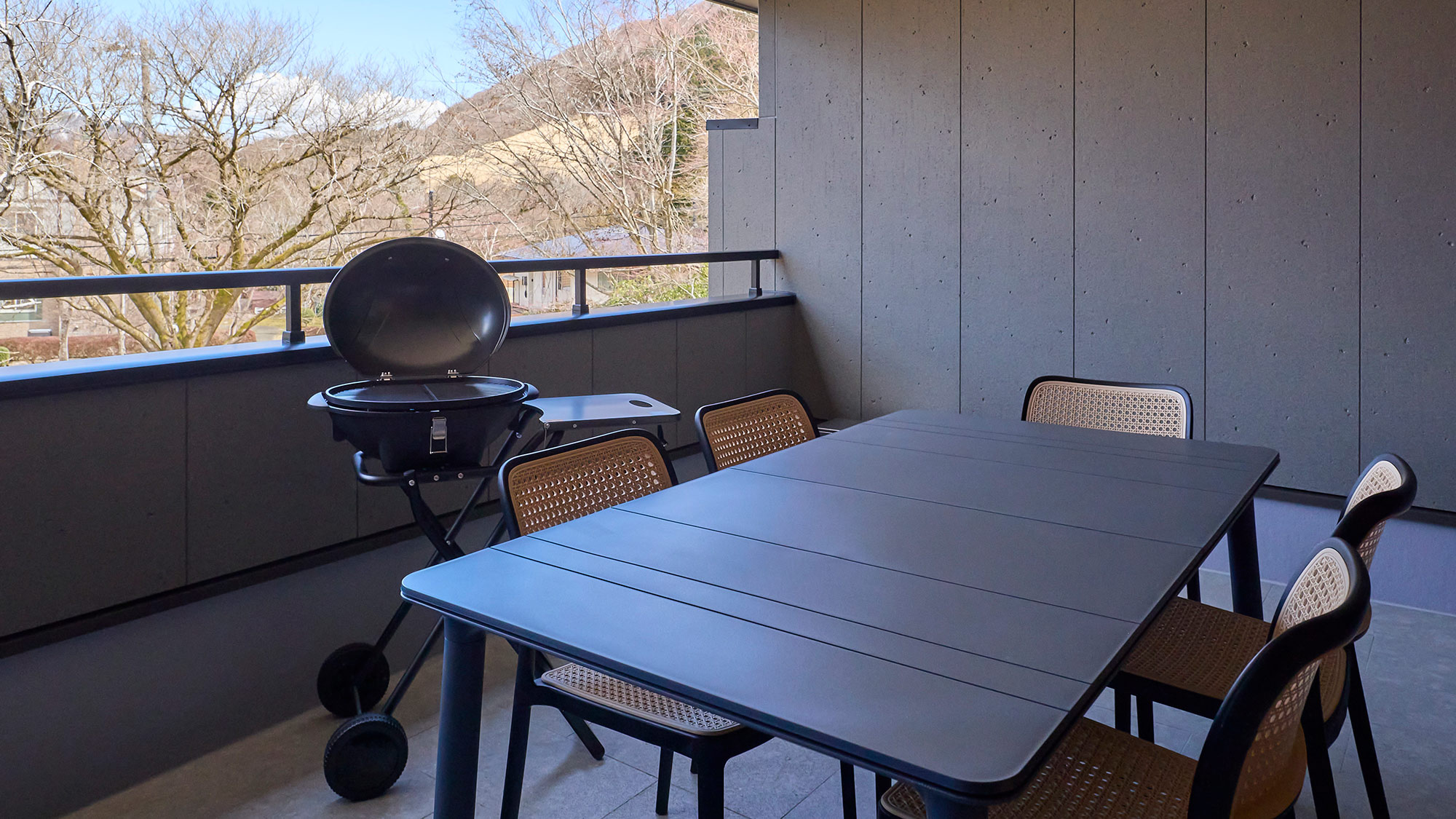 【テラス】箱根の自然と心地よい風を感じる開放的なテラス