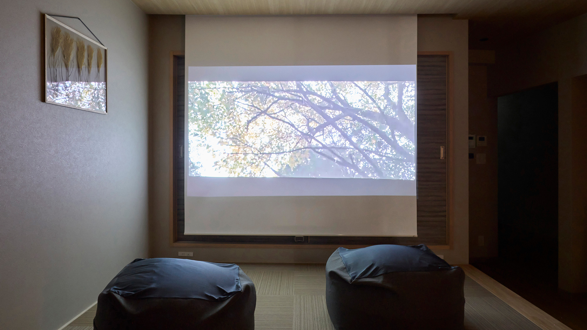 【小上り】リッラクスして、 映像鑑賞をお楽しみください。