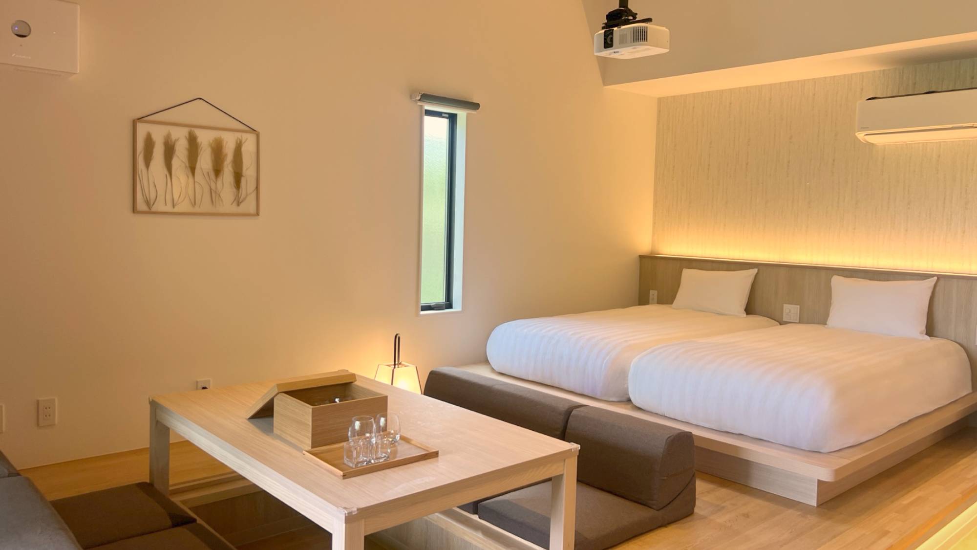 【客室】落ち着きと温もりが感じられる客室、シングルベッド2台設置
