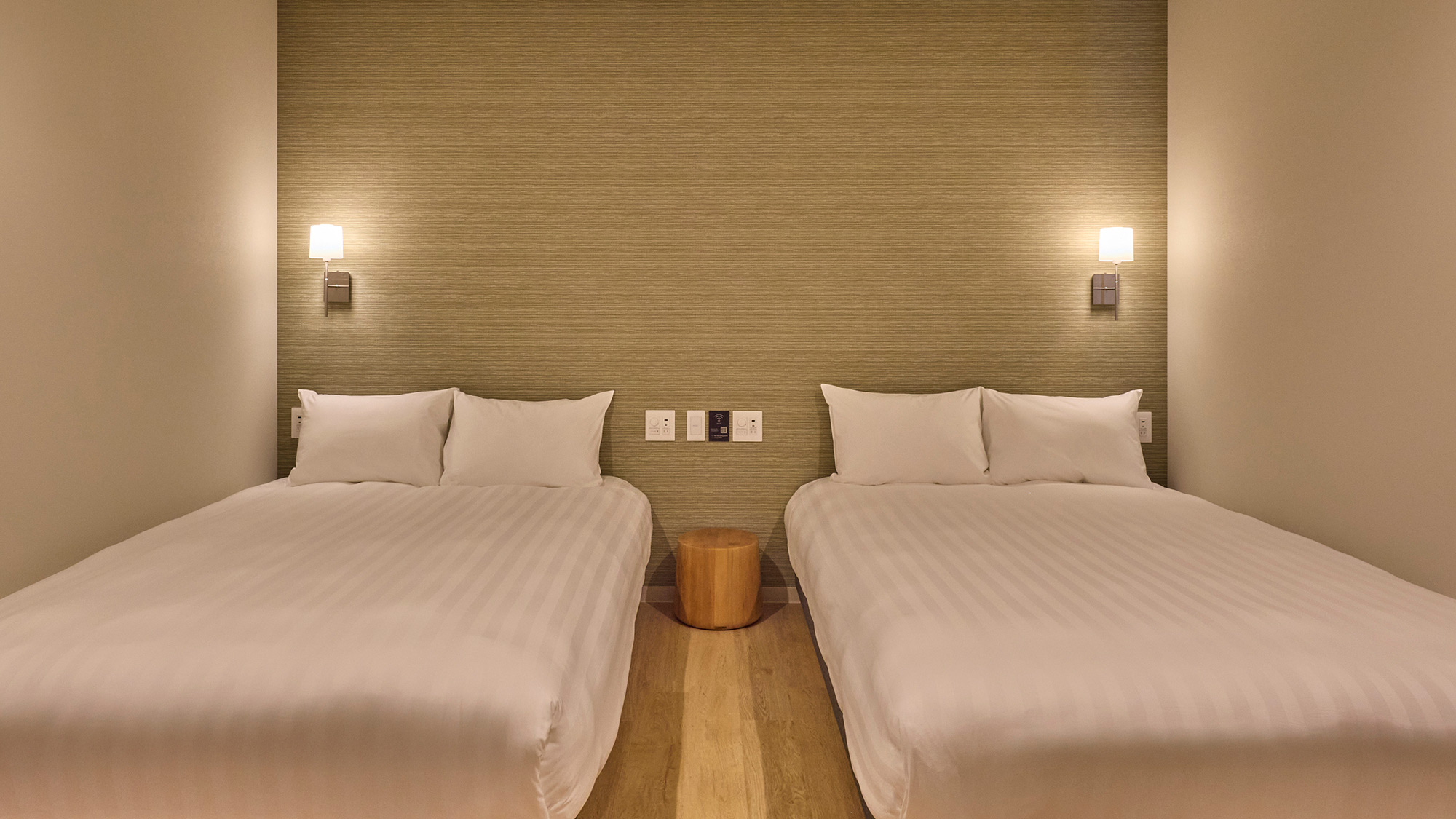 【寝室】落ち着いた雰囲気の寝室。ダブルサイズベッド2台設置