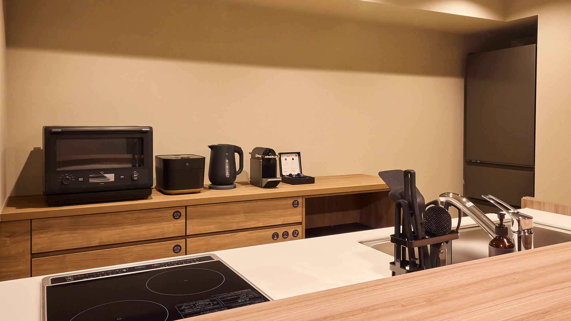 【キッチン】電子レンジ、炊飯器、コーヒーメーカーなど家電類が充実