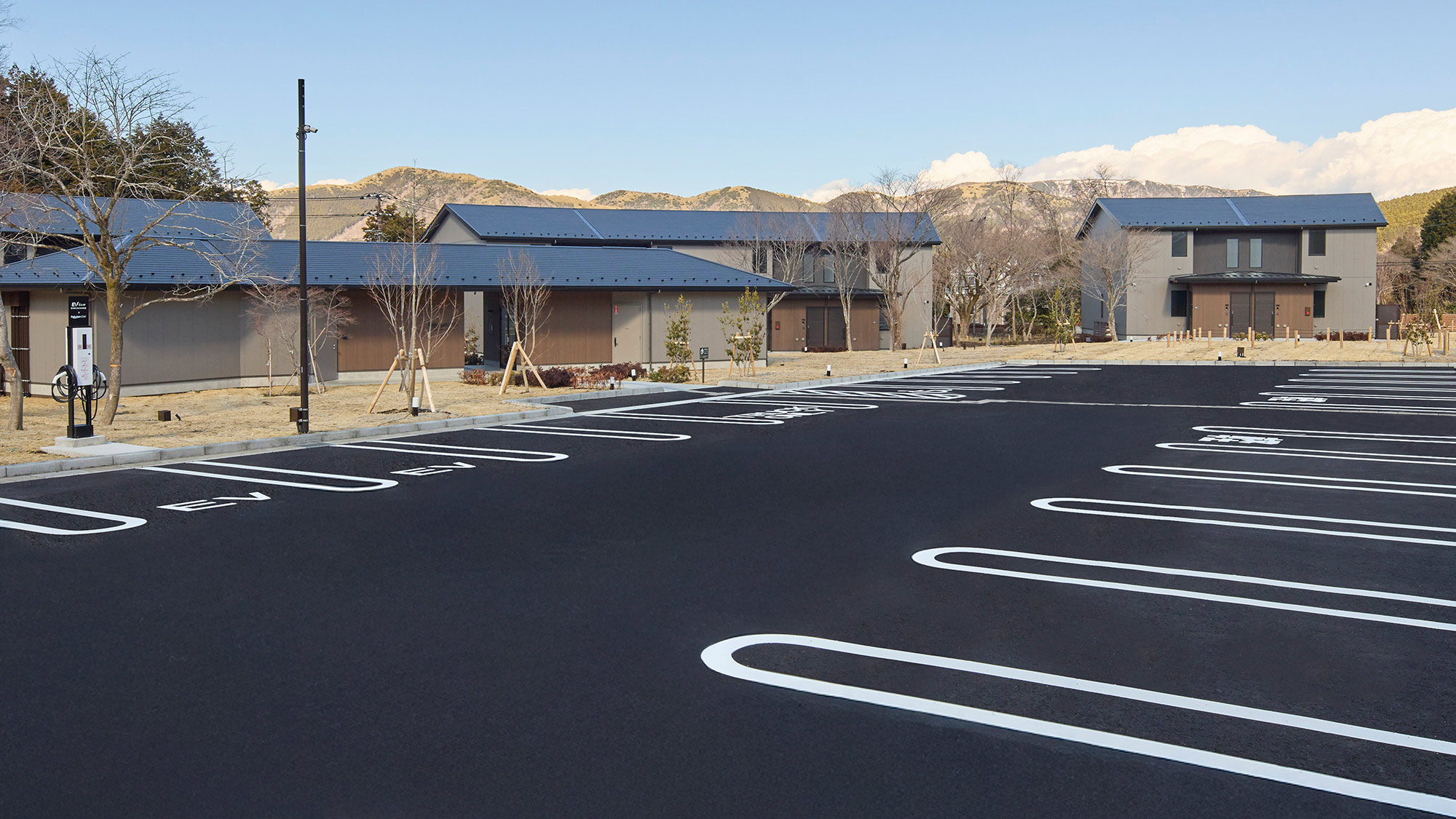 【駐車場】専用駐車場を完備（1室1台）予約不要・無料で利用可能