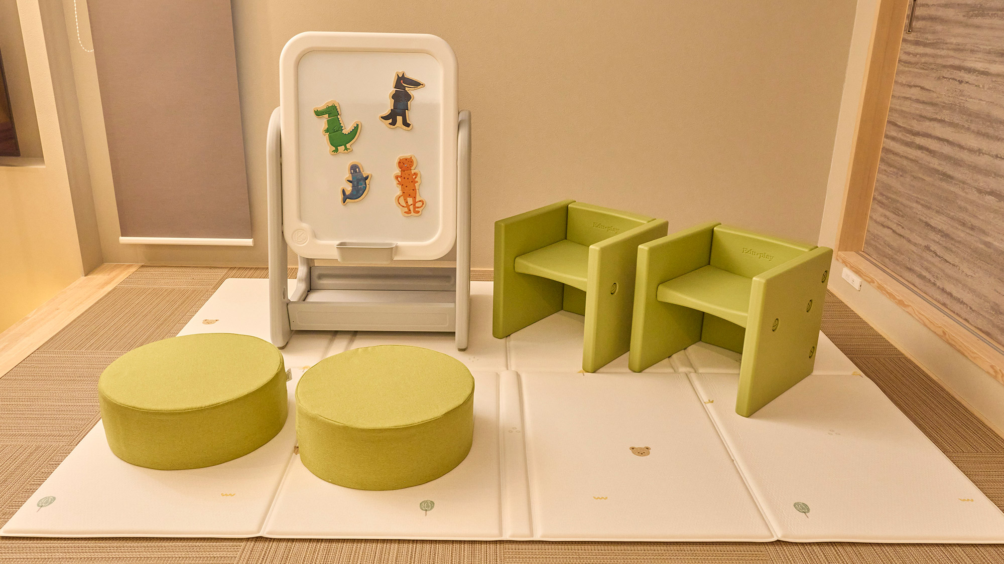 【コラボグッズ】プレイマット、知育ボード、キューブチェア など