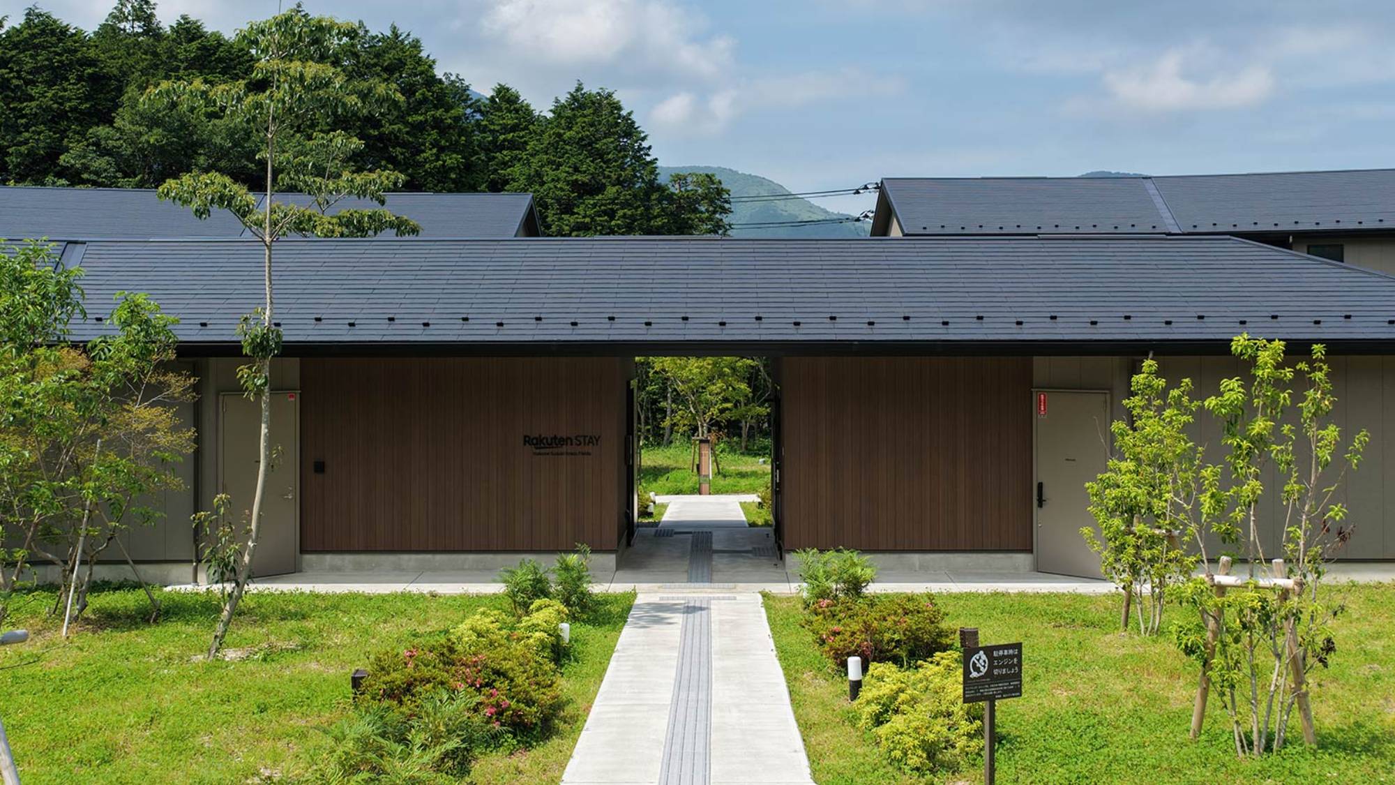 【外観】清々しい空気がそよぐ、全20室連棟タイプの施設