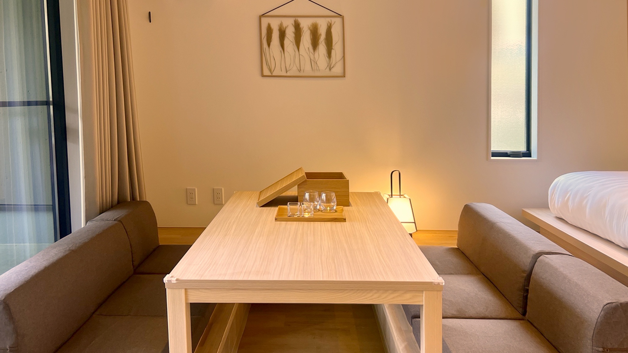 【客室】明るく穏やかなリビングに、掘りごたつをご用意