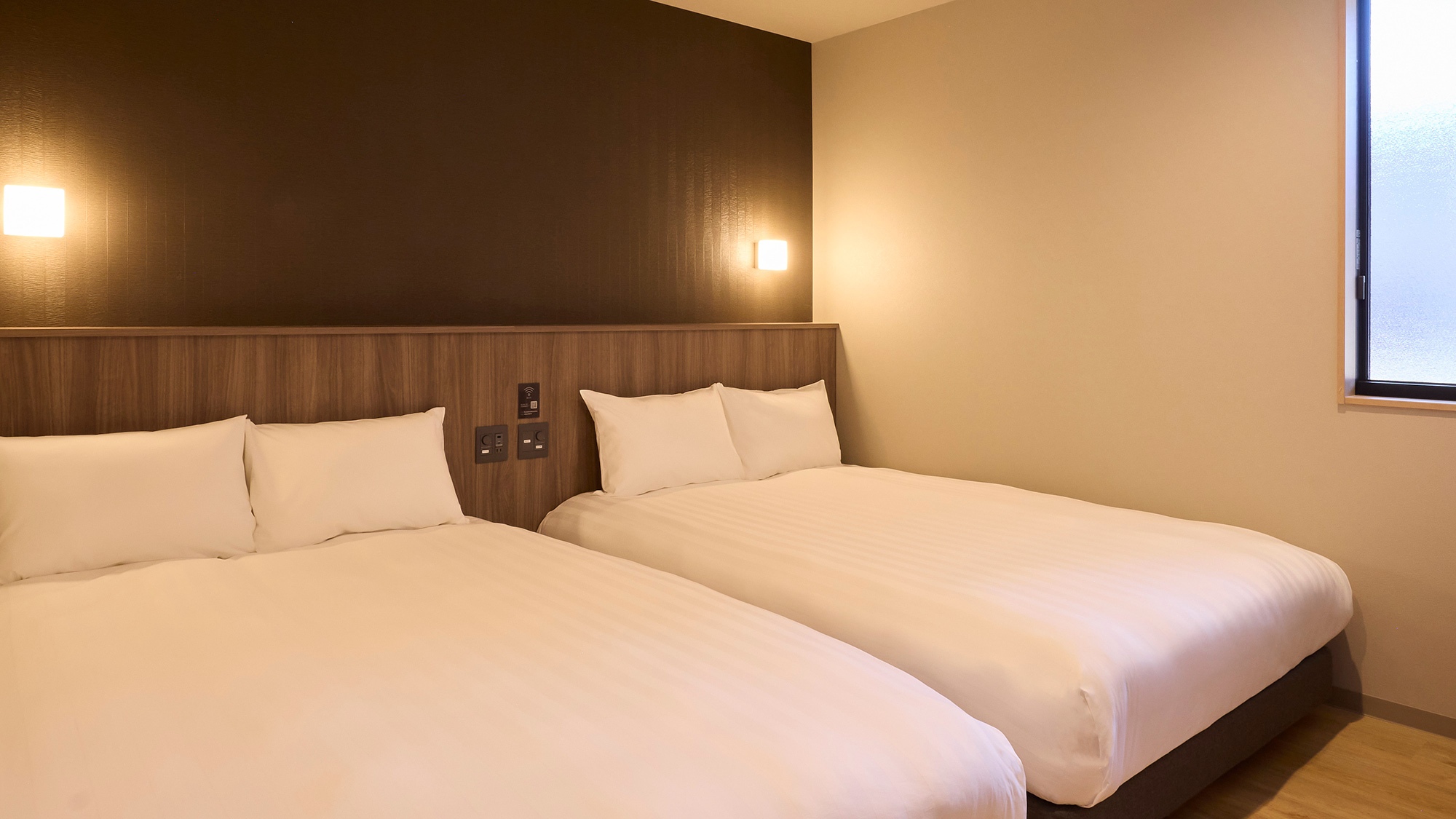 【寝室】落ち着いた雰囲気の寝室。ダブルサイズベッド2台設置