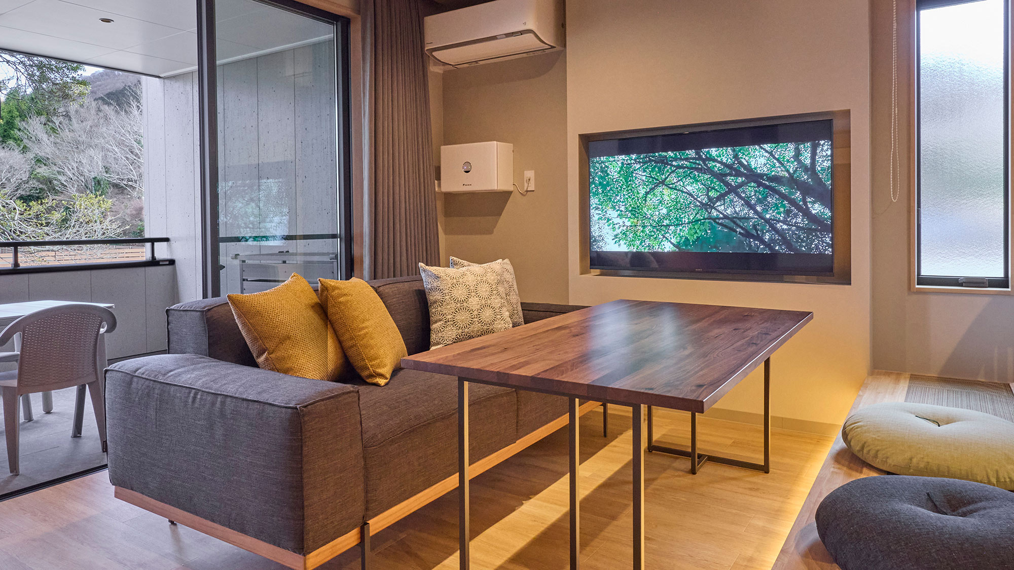 【客室】ゆったりと寛げるリビングエリア