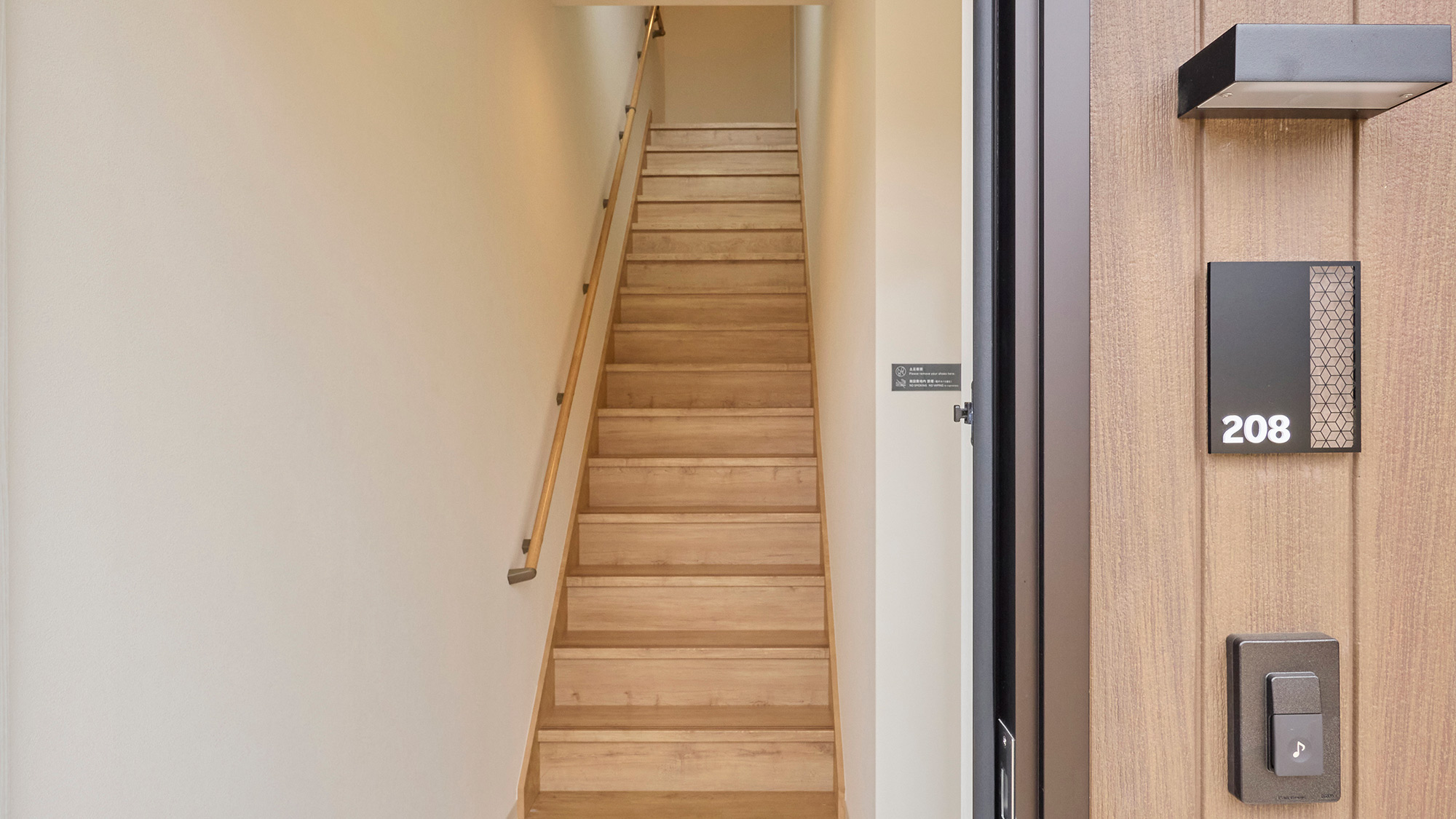 【玄関】2階客室専用階段です、お気をつけてご利用下さい。