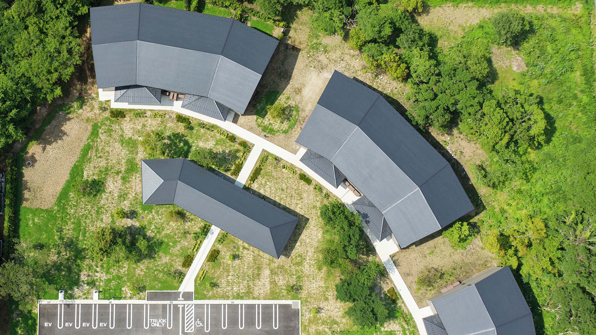 【外観】豊かな自然と調和した当施設