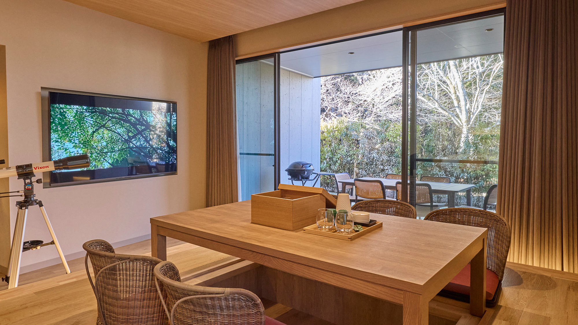 【客室】自然と調和した、落ち着いた雰囲気のリビング