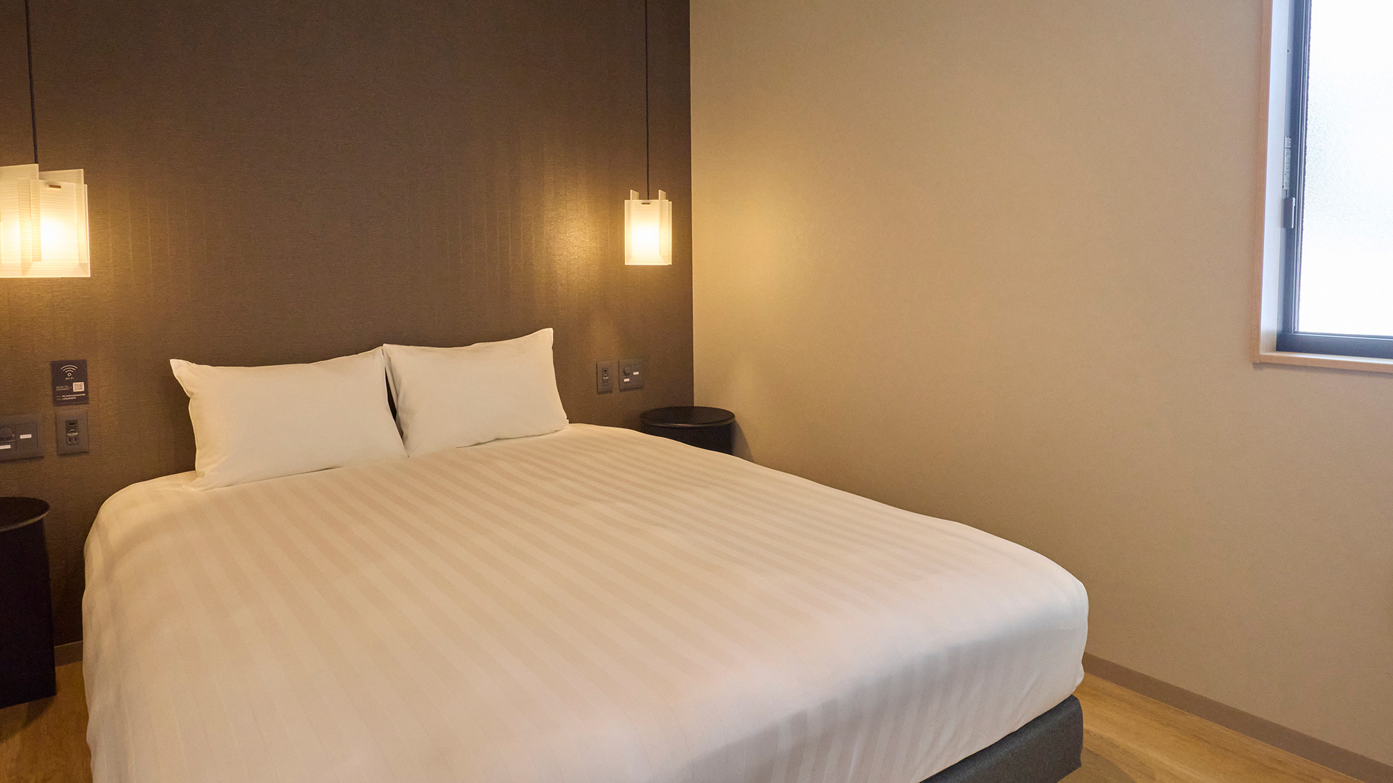 【寝室】シモンズマットレスを採用。クイーンサイズベッドでお休みください。