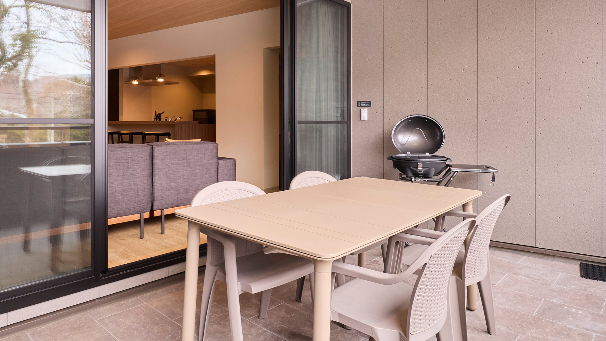 【テラス】屋根のあるテラスは雨天時でも安心