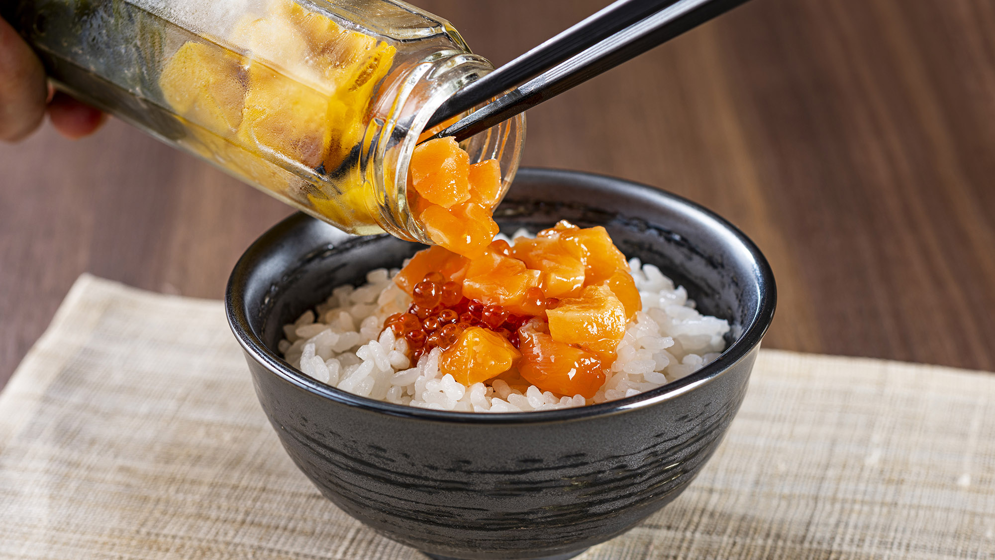 【和朝食】楽天市場「港ダイニング しおそう」と共同開発した海の幸を詰めた海鮮瓶