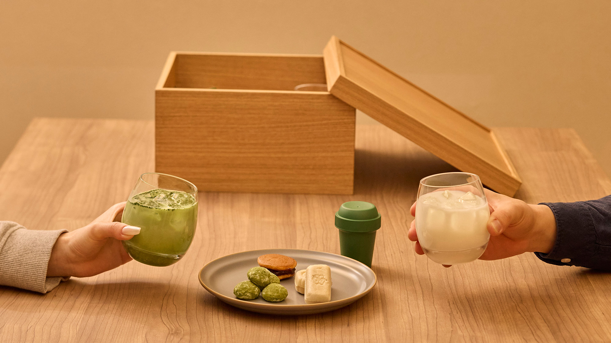 【シーン】ウェルカムドリンクに手作り抹茶と、クッキーをご用意。