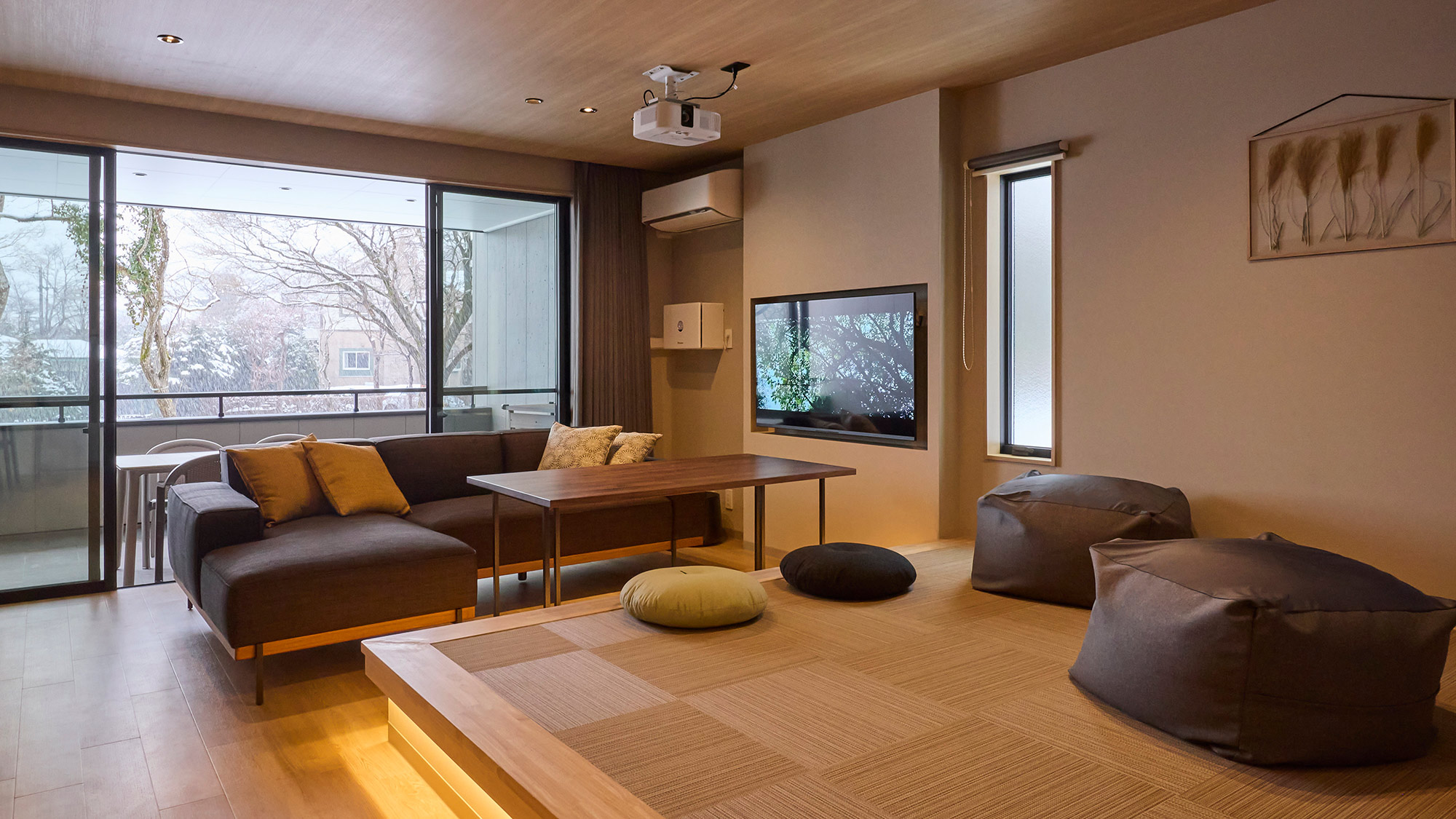 【客室】小上りがある、開放的な客室