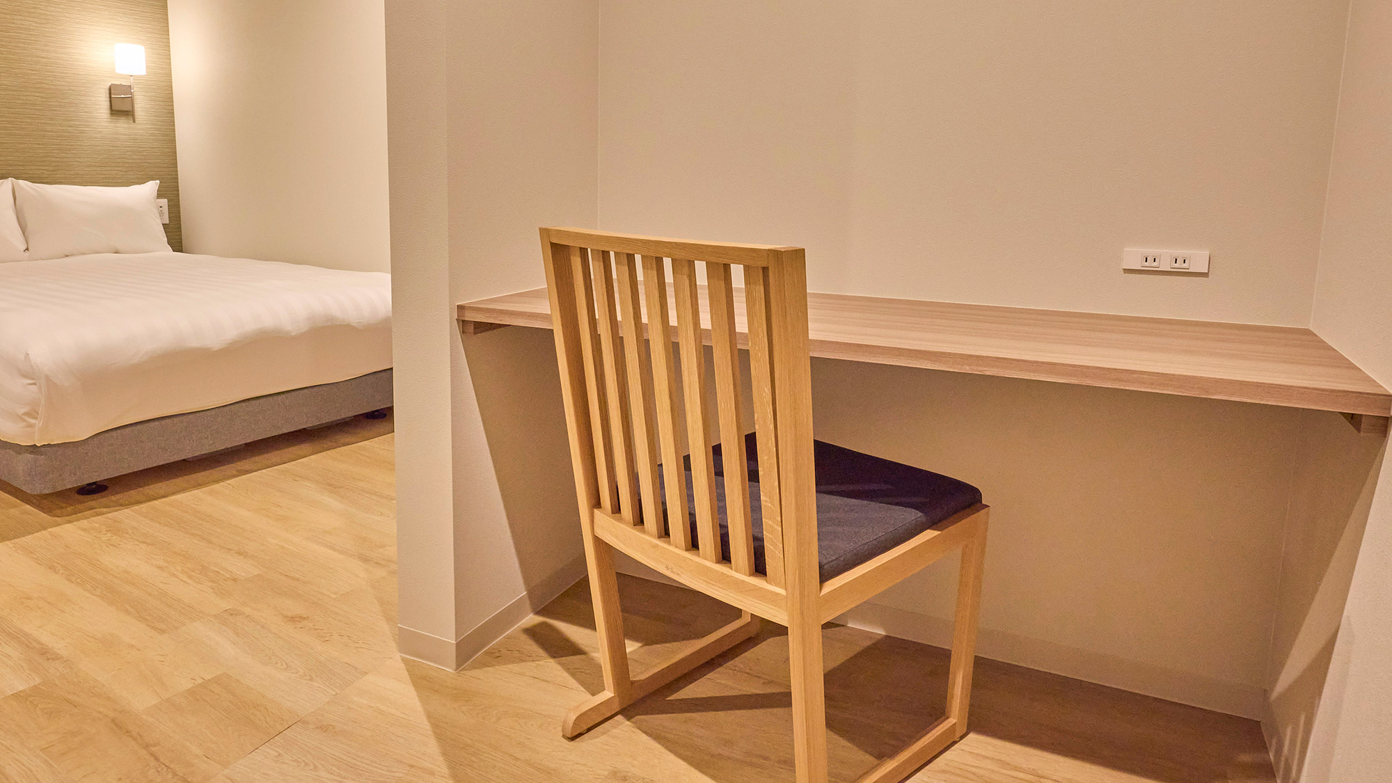 【寝室】寝室マルチスペースにはカウンターデスクを設置