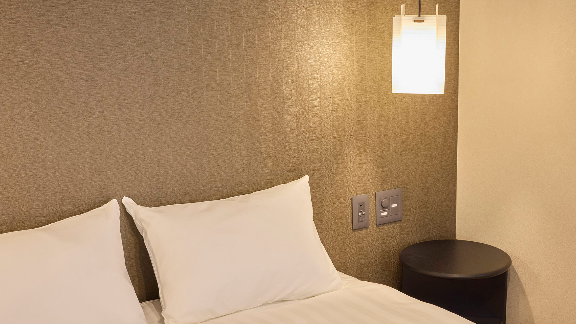 【寝室】落ち着いた空間でゆっくりとお休みください。