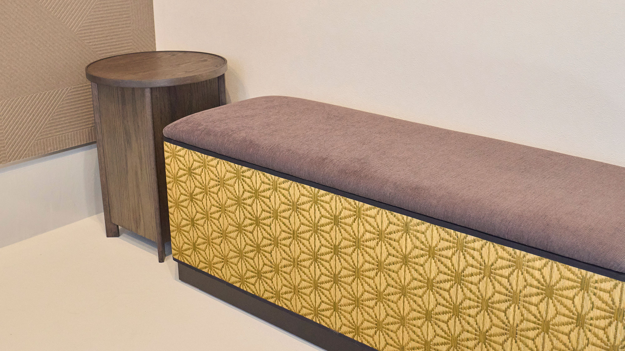 【共用棟】麻の葉模様が美しいスツール