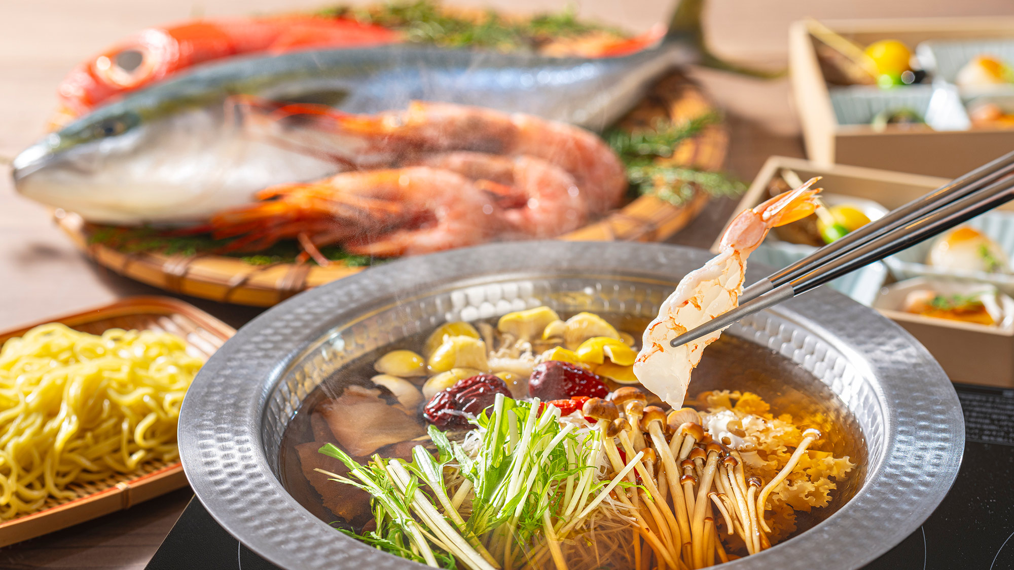 【えびしゃぶ】海老と旬魚をたっぷりの白髪ねぎと一緒にお召し上がりください。