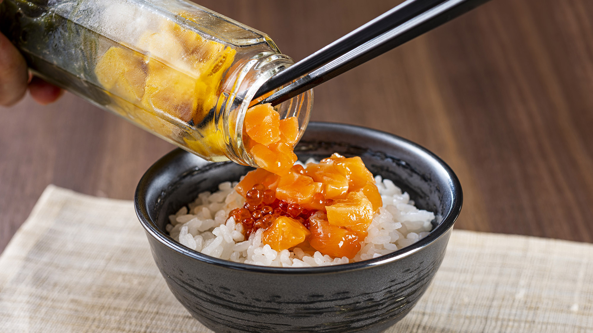 【和朝食イメージ】楽天市場の店舗と共同開発した海の幸を詰めた海鮮瓶
