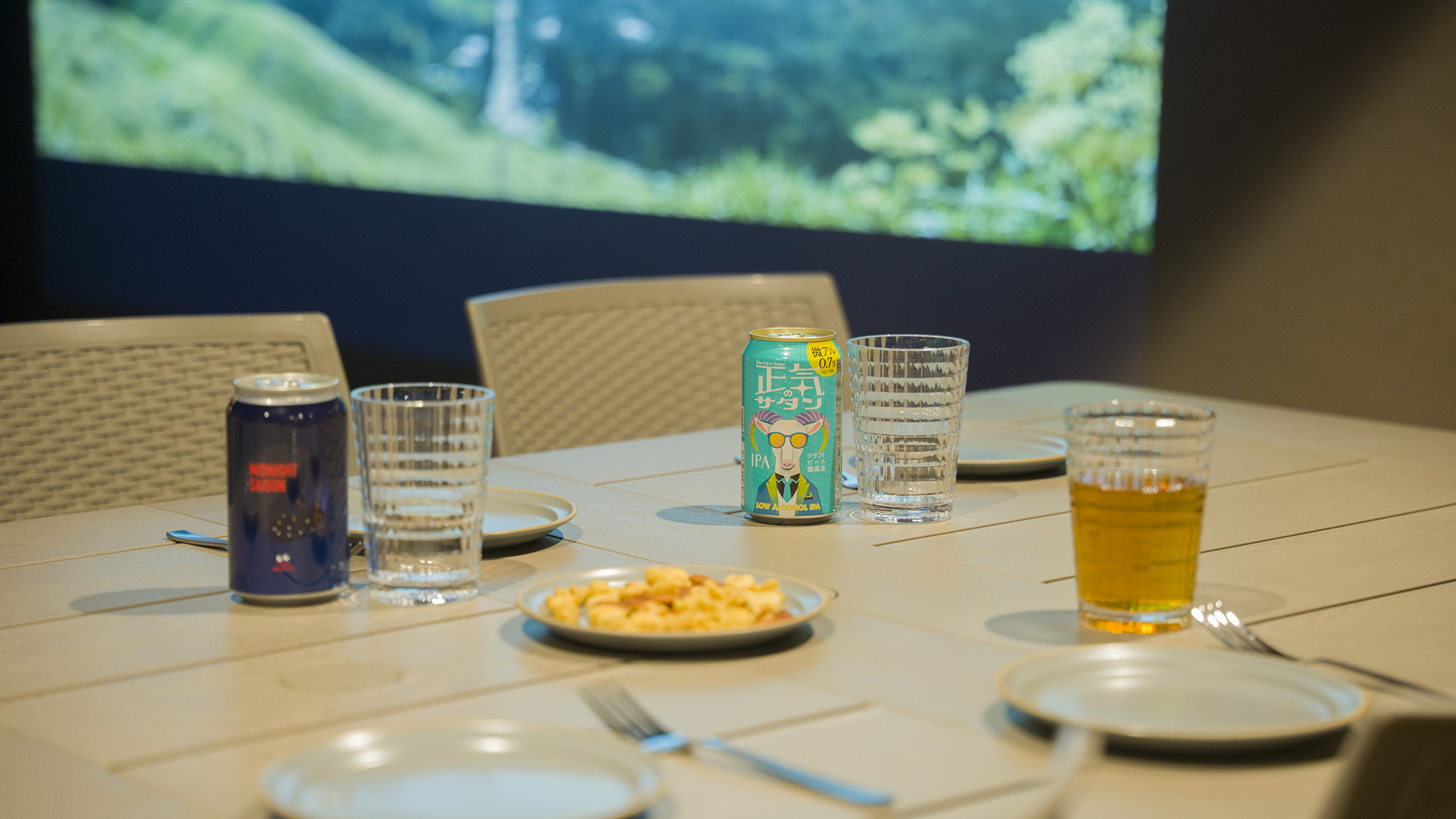 【イメージ】自然の風を感じる屋外テラスで、好きな映画を観ながら好きなものを食べる贅沢なひととき