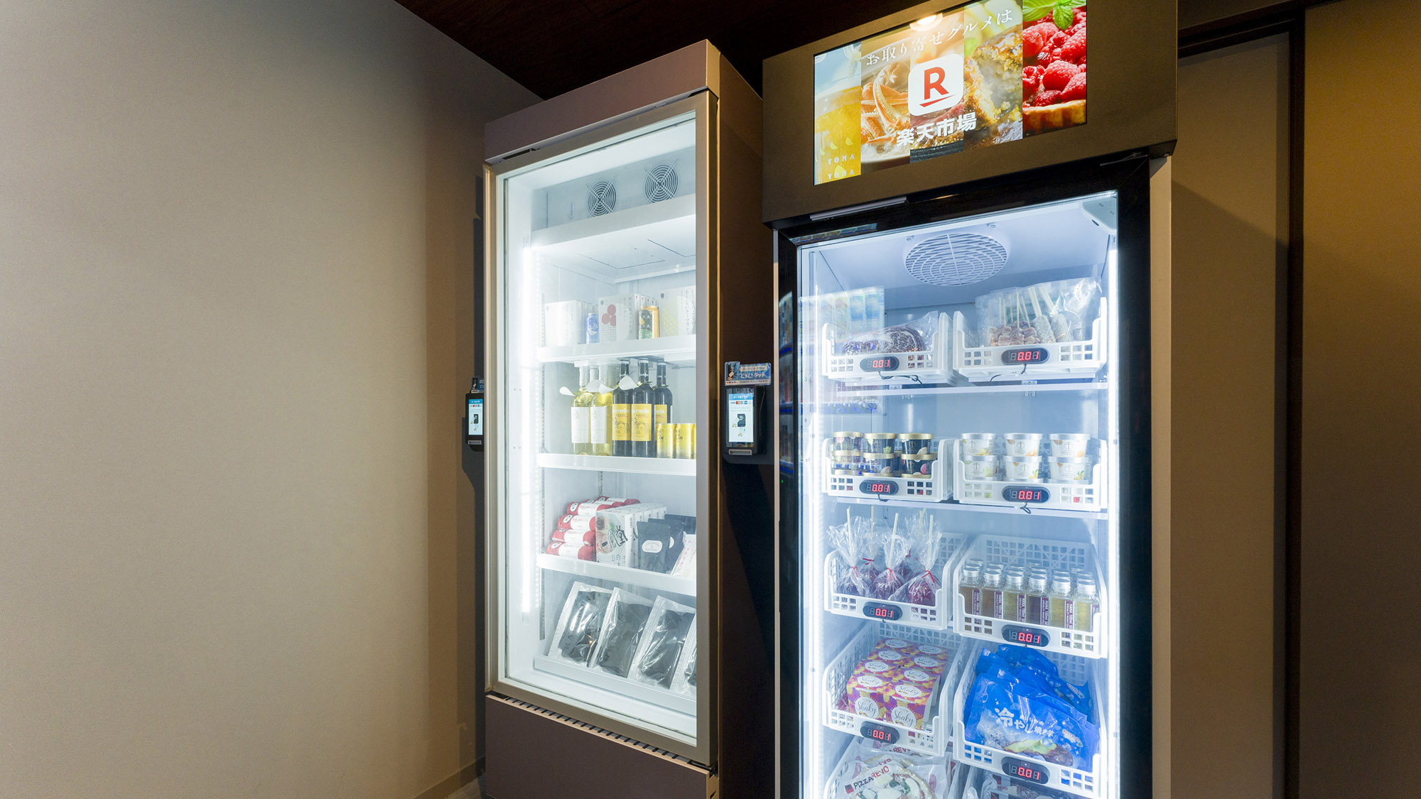 【共用棟：無人販売機】ワインなどのお酒、お肉やピザ、アイスクリームなど豊富なラインナップです
