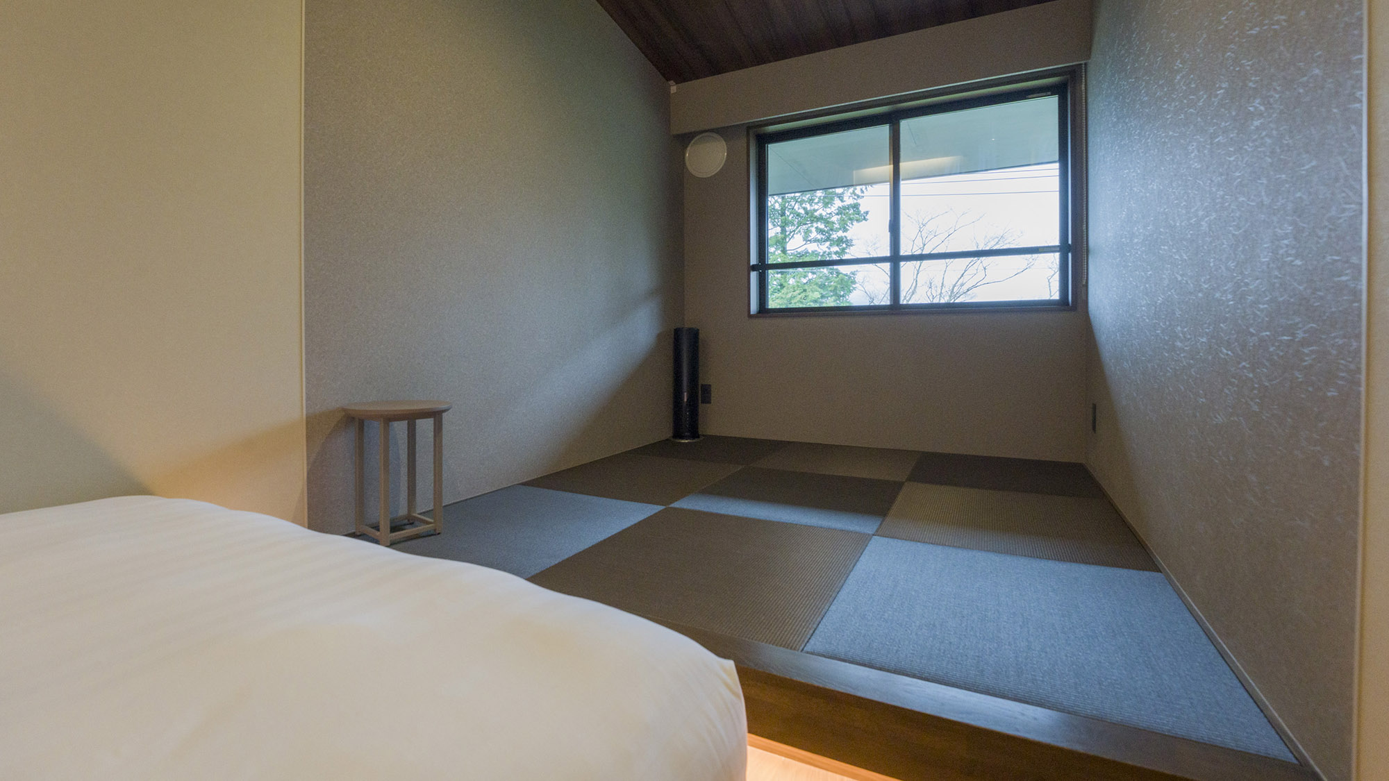 【A：寝室】ダブルベッド1台と、小上がりにお布団を敷いてお休みいただけます