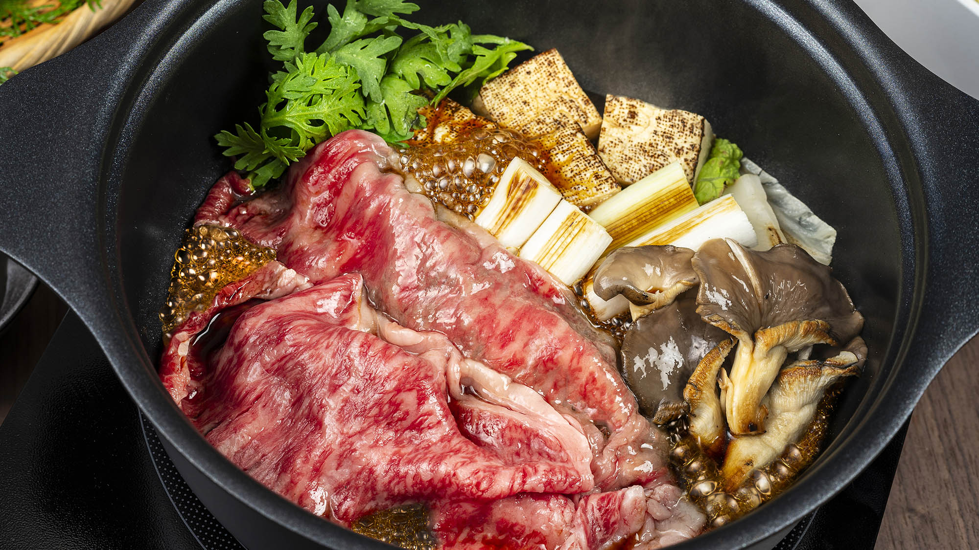 【すき焼き】国産牛、銘柄鶏（静岡県産美味鳥）などの厳選食材を使用したすき焼きセット