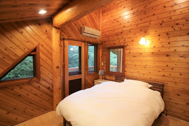 寝室ダブルベッド1台