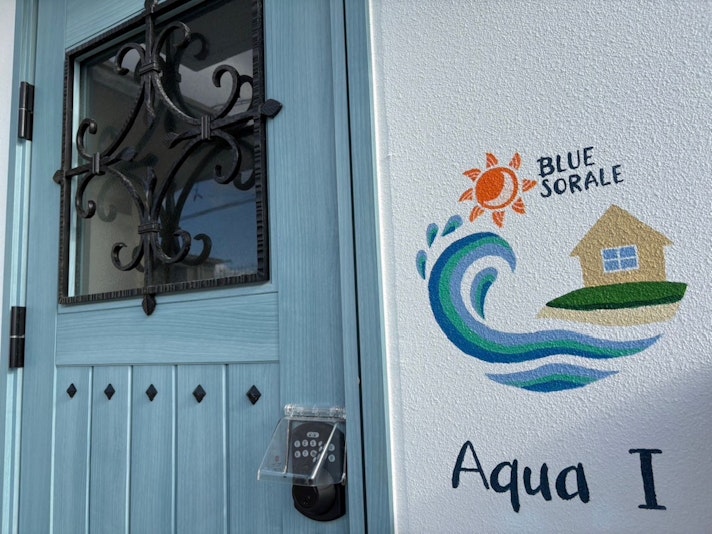 玄関横に部屋番明記してます。