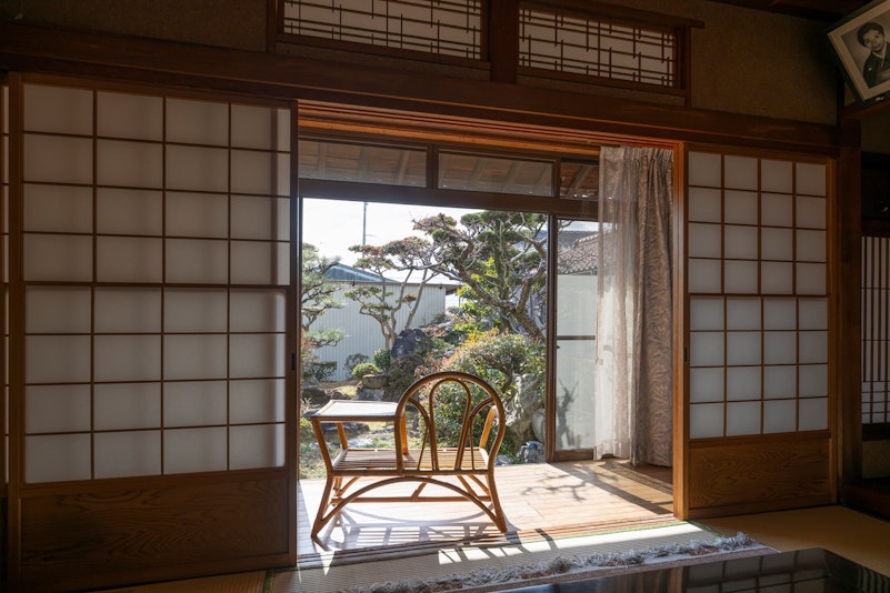 縁側から見える日本庭園