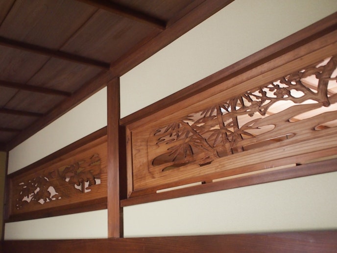 ・【内観】松竹梅が彫刻された欄間