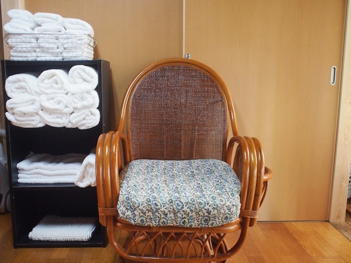 ・【脱衣室】ゆとりある広さの脱衣室。お風呂の後は椅子でのんびりひと休み