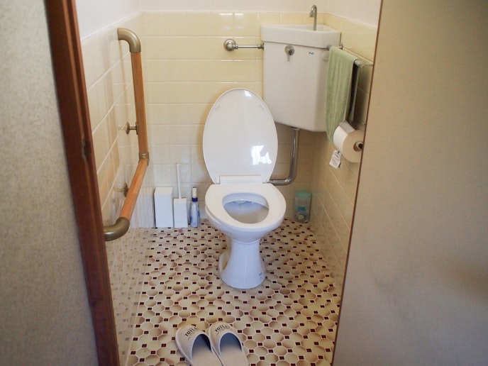 ・【トイレ】手すり付きの個室トイレ