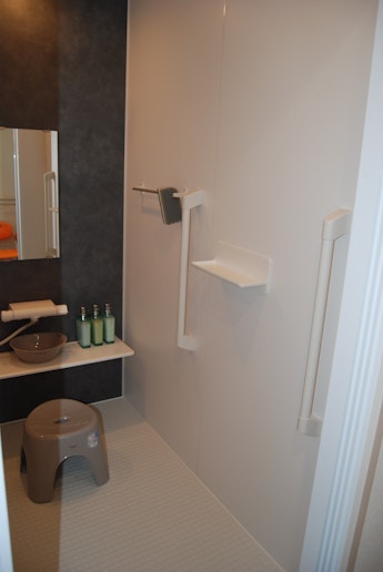 お風呂には手すりが４つあり安心